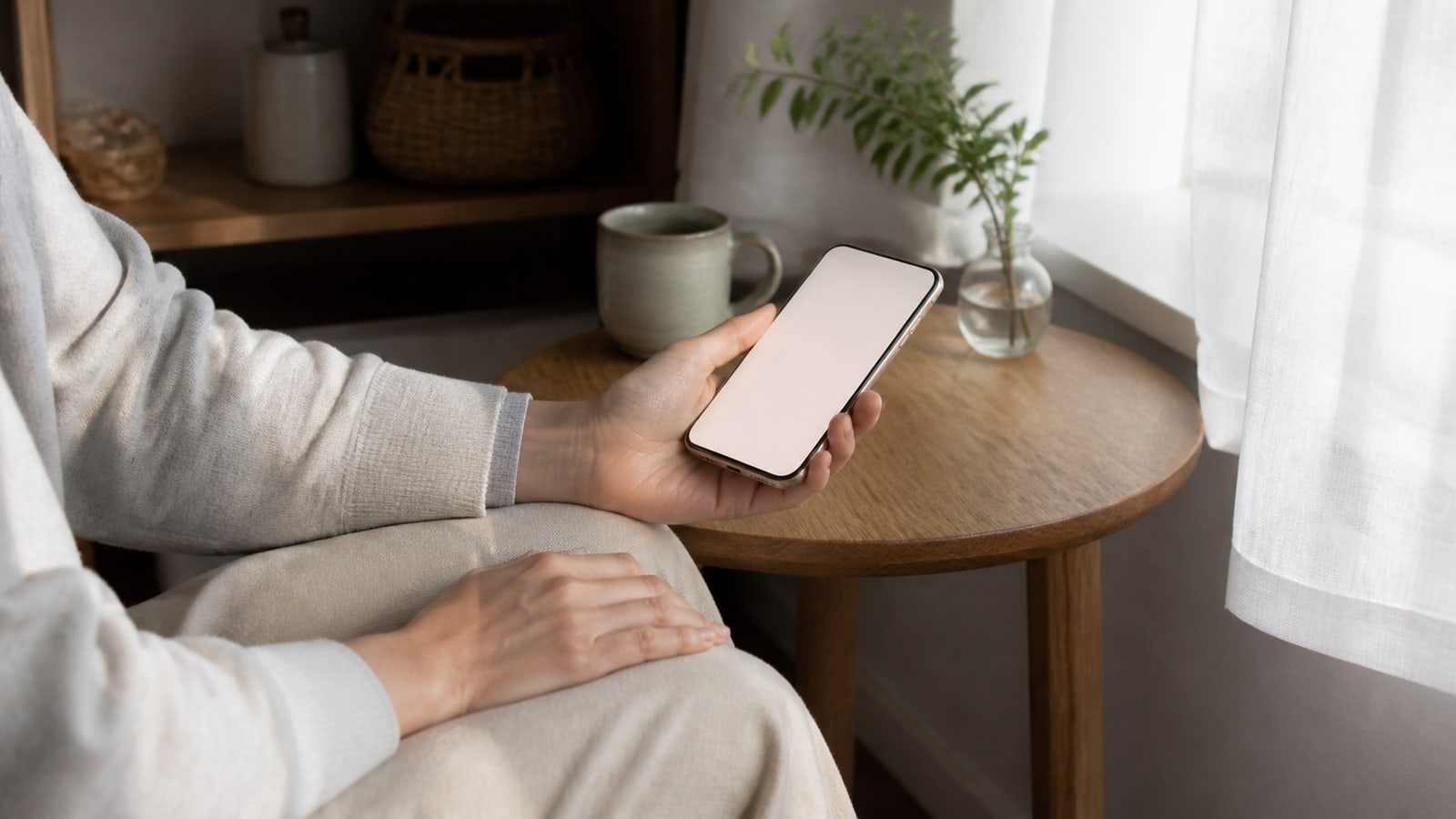 連絡しようか迷いながら、スマートフォンを持つ手元